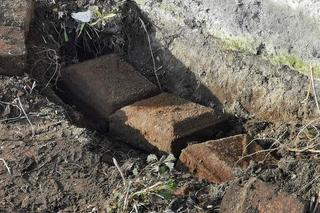 Niewybuchy pod Tarnowem. Miny przeciwpancerne były zakopane przy stodole