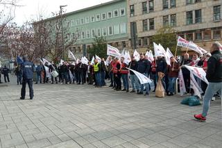 Górnicy protestowali w Warszawie pod siedzibą PGE. Wystawiono świńskie łby
