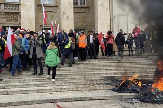 Protest rolników we Wrocławiu. Strajk wymyka się spod kontroli. Urząd Wojewódzki obrzucany jajkami