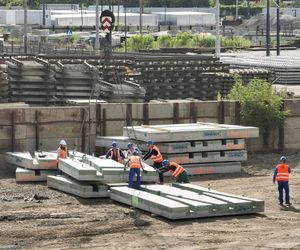 Płyty prefabrykowane do remontu tramwajowego placu Zawiszy w Warszawie