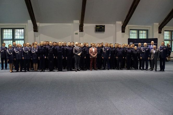 Nowi policjanci wypowiedzieli słowa przysięgi. Na Warmii i Mazurach rekrutacja wciąż trwa [ZDJĘCIA]