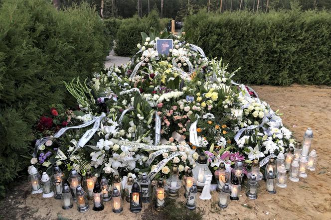 Świeca: Grób Martyny i Bartka utonął w różach. Na szczycie leży pamiątka. Serce pęka