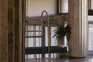 Wnętrze lobby Hotelu Cracovia. Po lewej stronie, poza kadrem, złota mozaika Krystyny Strachockiej-Zgud (obowiązuje zakaz fotografowania)