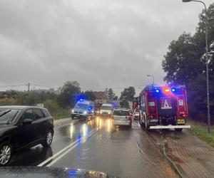 Przekroczone stany alarmowe na kilku rzekach, strażacy układają worki z piaskiem. Relacja live