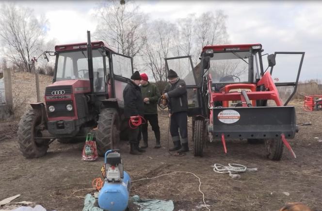 Rolnicy. Podlasie. Andrzej. Sławek i Walek odpalają Ursusa