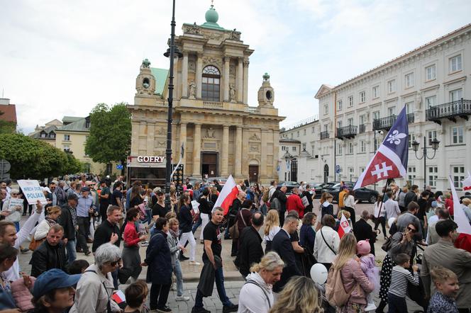 Pochód wyruszył z placu Zamkowego w Warszawie. Narodowy Marsz Życia pod hasłem Niech Żyje Polska! - jak podkreślają organizatorzy - jest manifestacją sprzeciwu wobec ataków wymierzonych w małżeństwo, rodzinę i w „poczęte dzieci zagrożone aborcją”.