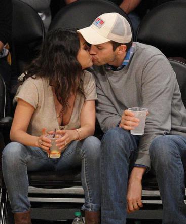 Mila Kunis i Ashton Kutcher przyłapani na gorącym uczynku! ;)