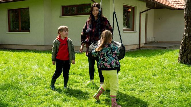 M jak miłość, odc. 1611: Iza (Adriana Kalska), Szymek (Staś Szczypiński), Maja (Laura Jankowska)