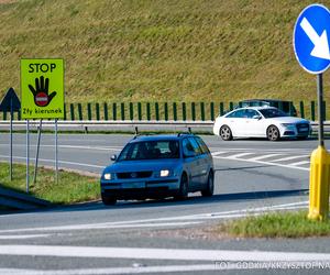 Tablice Stop Zły kierunek ostrzegają kierowców na autostradach i drogach ekspresowych