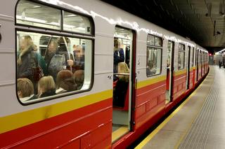  Kultowy pociąg metra ostatni raz pojechał w Warszawie. Co się z nim stanie?