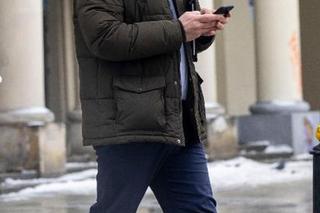 Adrian Zandberg na pasach z nosem w telefonie