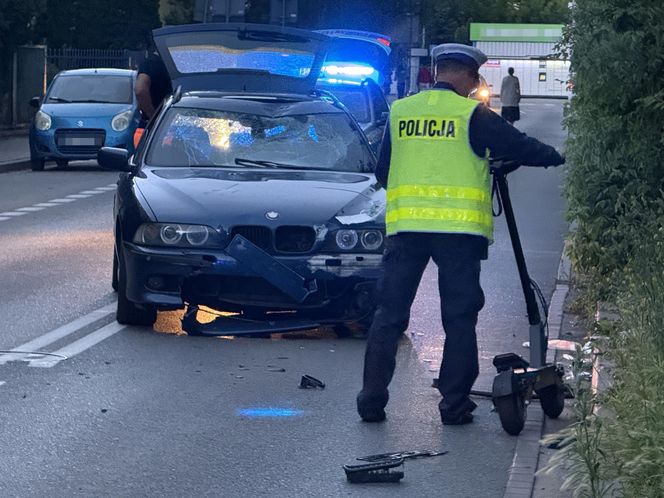Pruszków. Przed szpitalem wpadł hulajnogą pod BMW. 21-latek w stanie krytycznym