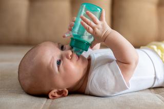 Woda z glukozą nadal jest polecana przez starsze pokolenie. Czy podawać ją niemowlakowi?