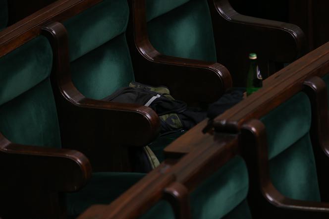 Puste ławy sejmowe. Ile można siedzieć w Sejmie zdają się mówić posłowie, zostawiają swoje rzeczy i wychodzą z sali sejmowej