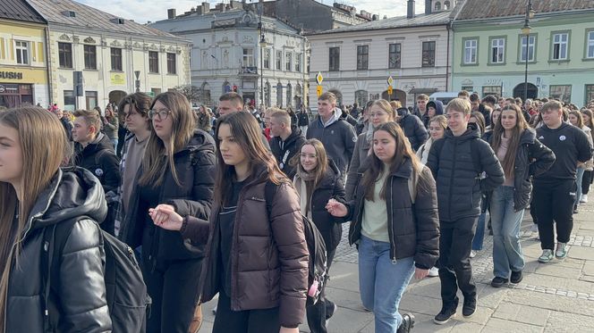 Maturzyści z Nowego Sącza zatańczyli poloneza na Rynku 