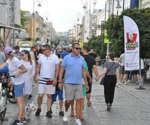 Ostatnia niedziela lata 2023 w Kielcach. Tłumy w centrum miasta