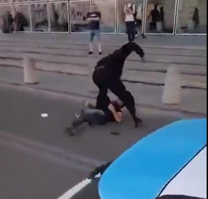 Brutalna bójka na Dworcu Centralnym w Warszawie. Wszystko widać na nagraniu
