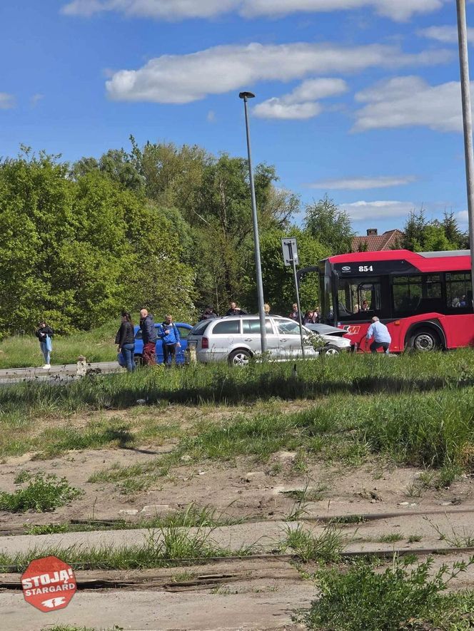 Stargard: 12 poszkodowanych po zderzeniu autobusu z samochodami. WIDEO z monitoringu