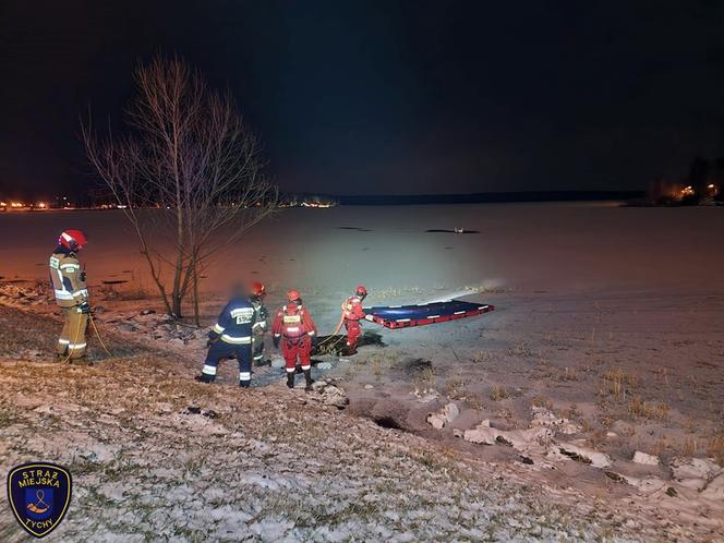 Strażacy z Tychów ruszyli na pomoc łabędziom na Jeziorze Paprocańskim [ZDJĘCIA]