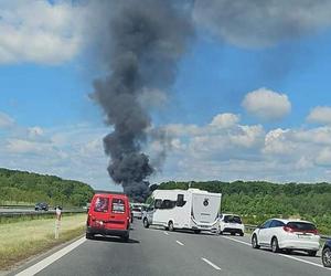 Autokar stanął w ogniu na A4