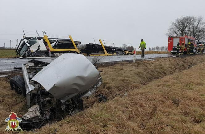 Wyleciał z drogi na łuku. Samochód rozerwało na dwie części. Wszystko się nagrało