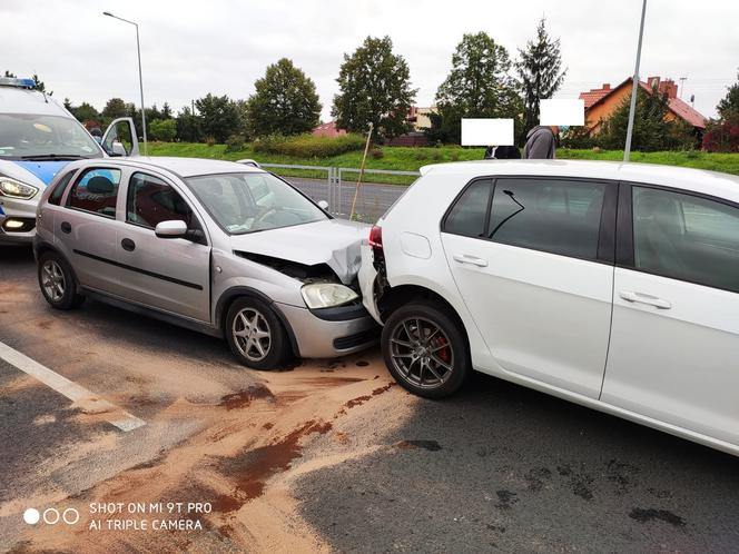 Domino na al. Konstytucji 3 Maja w Lesznie. Rano zderzyło się 5 aut