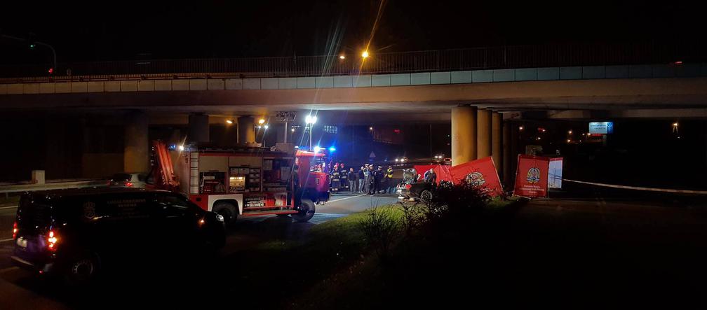 Śmiertelny wypadek na DTŚ. Samochód uderzył w filar i stanął w płomieniach [ZDJĘCIA]