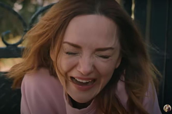 Songul jest zrozpaczona po wyrzuceniu z rezydencji Halila 