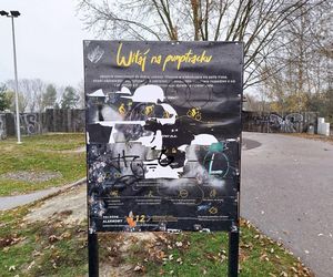 Wandale zniszczyli sprayami m.in. ławeczki i tablice przy pumptracku