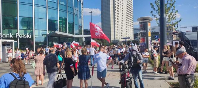 80. rocznica wybuchu Powstania Warszawskiego. 80. rocznica Powstania Warszawskiego. Godzina "W" w Warszawie. Tak mieszkańcy oddali hołd bohaterom