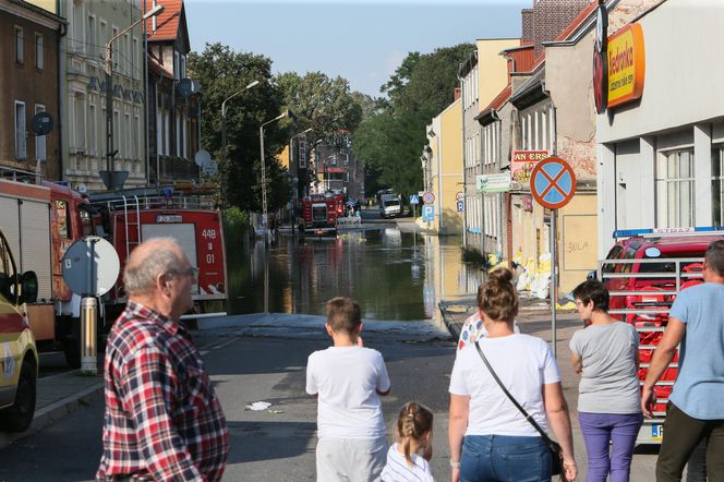 Rzeka Bóbr wdarła się na ulice Żagania