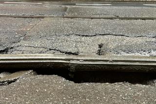 Dziury na torowisku w centrum Wrocławia. Mieszkania trzęsą się w posadach 