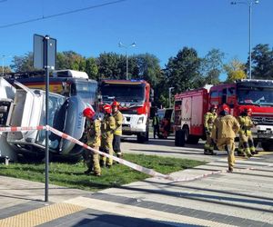  Łódź. Tramwaj zderzył się z dostawczym Iveco. Trzy osoby ranne w wypadku [ZDJĘCIA]