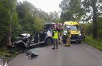 Samochód z czteroosobową rodziną uderzył w drzewo. Tragiczny wypadek na trasie Górowo Iławeckie – Kamińsk