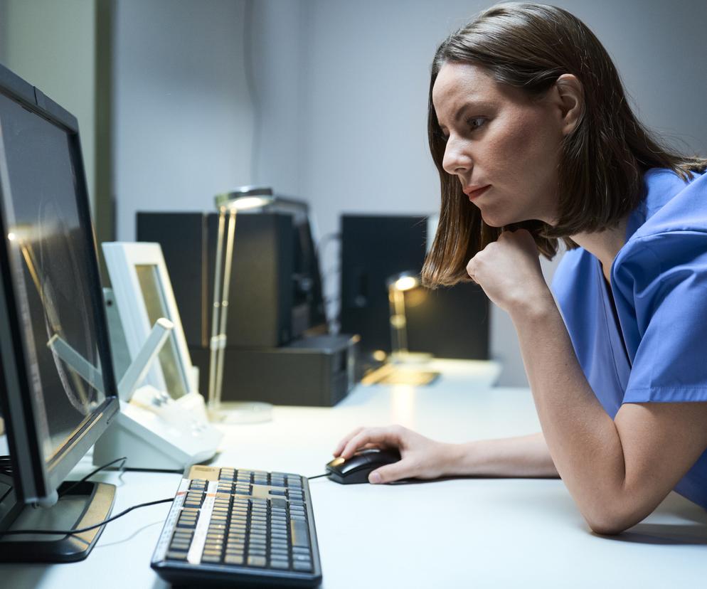 Lekarka przegląda dane pacjentów na komputerze