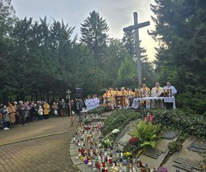 Procesja żałobna i uroczysta Eucharystia na koszalińskim cmentarzu