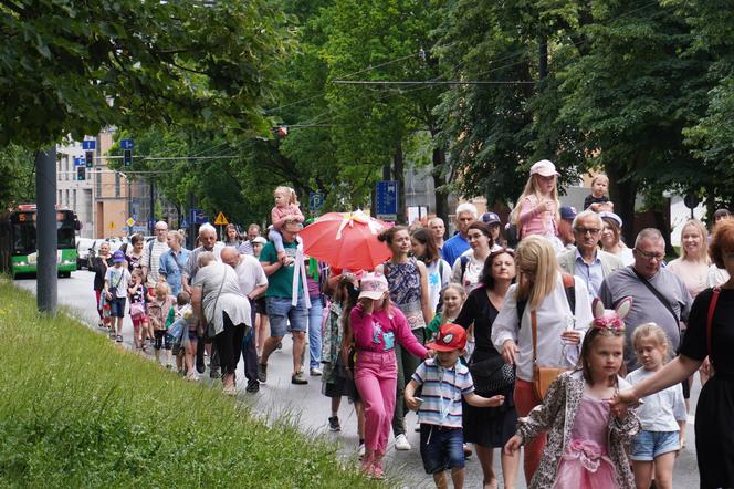 Deszcz nie był im straszny! Bajkowy Korowód przeszedł ulicami Lublina. Zobacz zdjęcia!