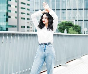 Kultowy model spodni z lat 80. wraca do łask. Będzie hitem jesiennych stylizacji 