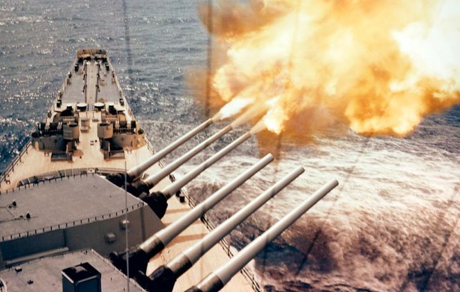 Trump rozważa powrót pancerników do US Navy. Czy era wielkich dział wróci na ocean?