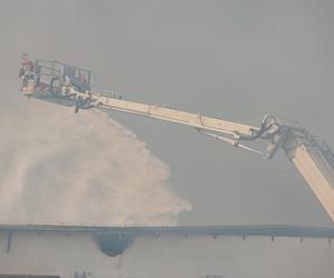 Wciąż płoną hale produkcyjne w Małopolsce. Strażacy apelują o nieotwieranie okien 