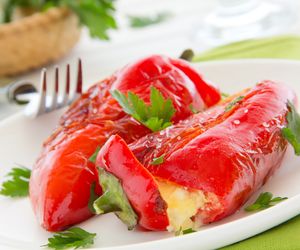 Papryka z grilla: nadziewana serem feta