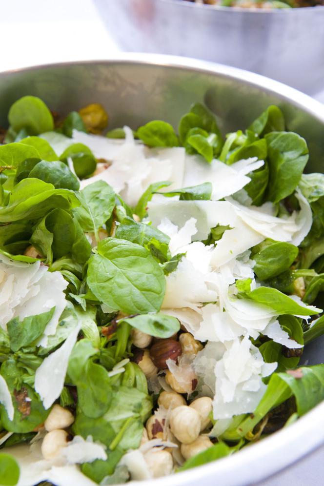 Pieczona brukselka z roszponką, orzechami laskowymi i tartym parmezanem