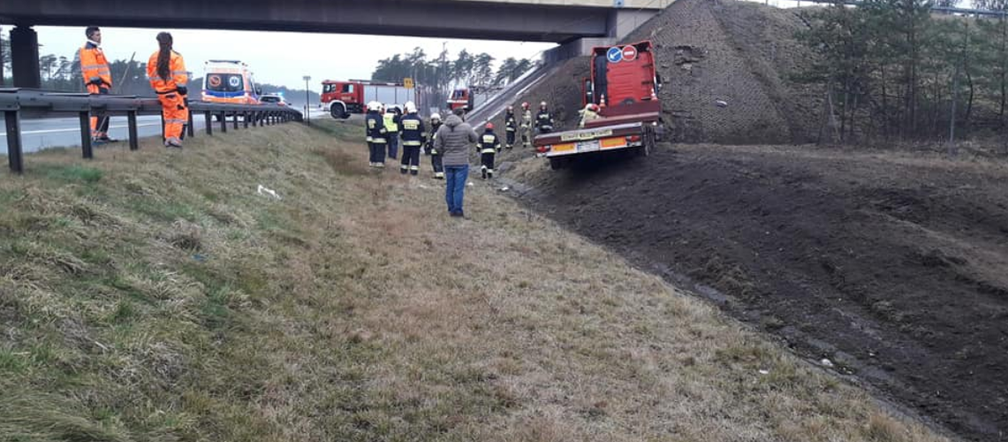 Ciężarówką wjechał w nasyp