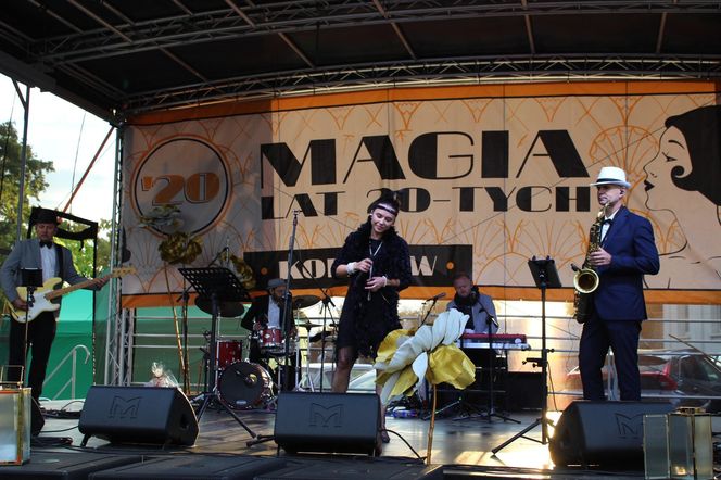 Było spotkanie z modą, muzyką i samochodami z lat 20. w Korczewie. Za nami impreza „Magia lat 20-tych” 2025