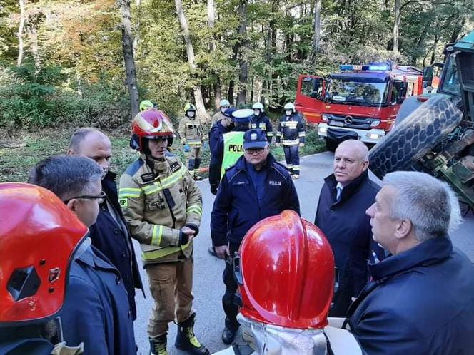 Pod Bochnią ciągnik zderzył się z busem przewożącym niepełnosprawnych. Nie żyje jedna osoba