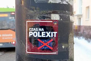 „Czas na PolExit”. W Olsztynie pojawiły się kontrowersyjne naklejki [ZDJĘCIA]
