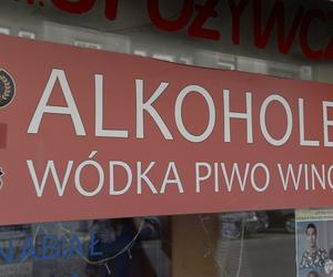 Polacy mają jednoznaczny stosunek do zakazu nocnej sprzedaży alkoholu. Co zrobi parlament?