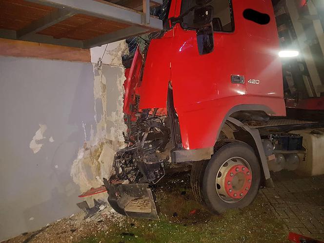 Groźny wypadek w Łabiszynie! Samochód ciężarowy WBIŁ się w blok [ZDJĘCIA]