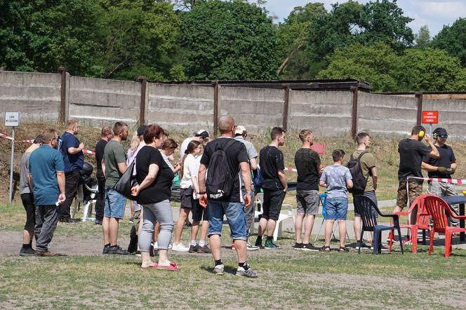 Piknik strzelecki w Bydgoszczy. Tłumy miłośników broni na strzelnicy garnizonowej [ZDJĘCIA]