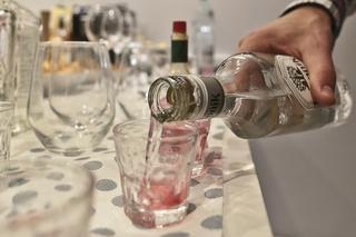 Spożycie alkoholu w Polsce spada! Pijemy mniej, ale za to mocniejsze trunki. Nowy raport „Alkohol w Polsce”